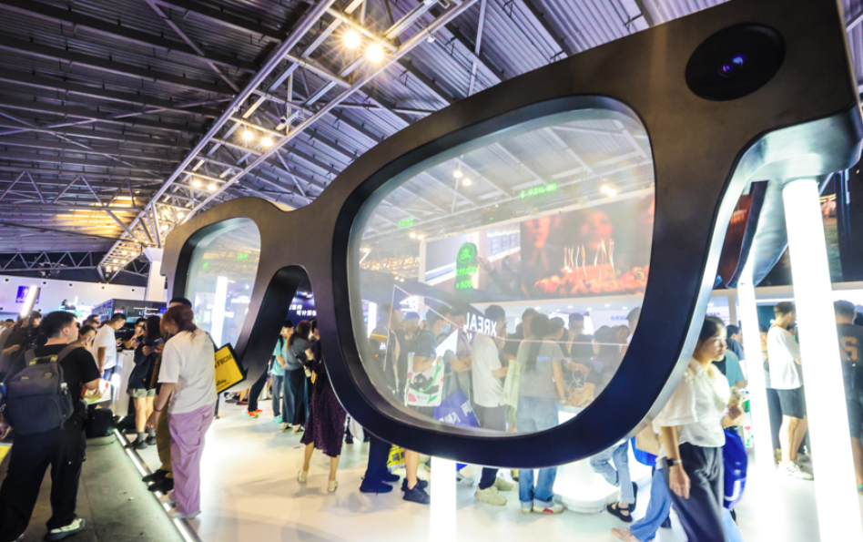 人工智能半年激荡：抬头看月亮的厂商被困在“最后一公里”丨新经济·半年报