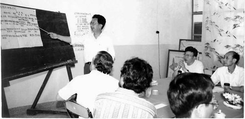 ▲吴积善（站立者）和团队在学术讨论中。