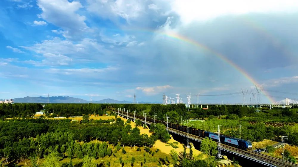 列车行驶在大秦铁路上。(受访对象供图)