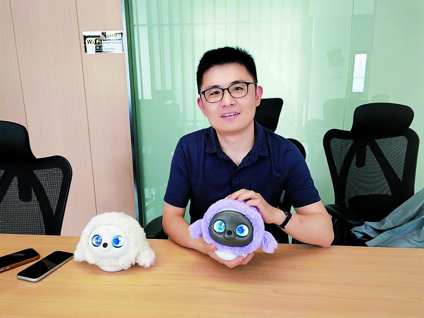 萌友智能联合创始人、中国人民大学教师周玉黍展示其主导研发的AI萌宠ROPET。新华社发