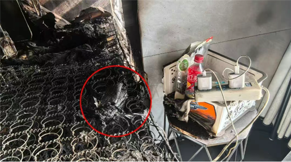 床铺上充电宝的“残骸”