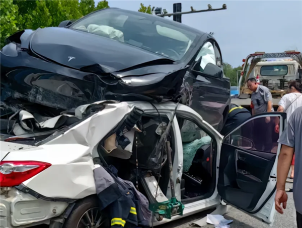 烟台一特斯拉起飞砸向雷凌 后者被压趴在地 受损严重
