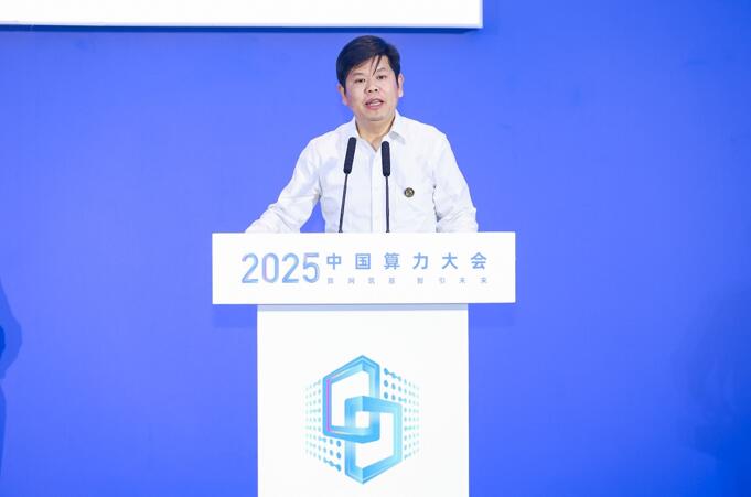 图说：国家高性能计算机工程技术研究中心副主任曹振南