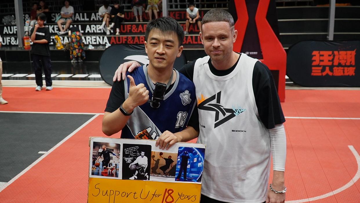 在活动现场,由于格雷森·鲍彻腿部有伤,没能参加比赛,但也通过各种