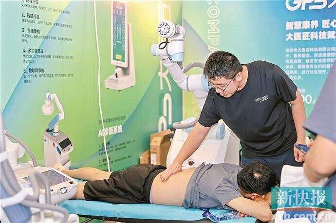 ■参展商现场演示智能理疗机器人。