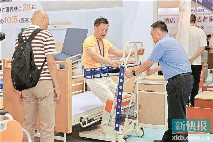 ■参展商介绍老人转移辅助器。