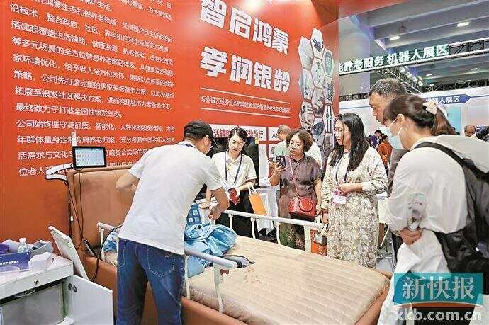 ■参展商向市民展示多功能护理床。