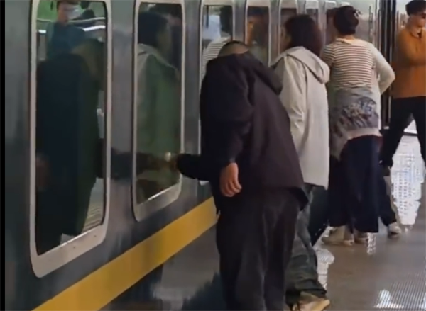 乘客自发擦拭开往拉萨列车的车窗 12306回应