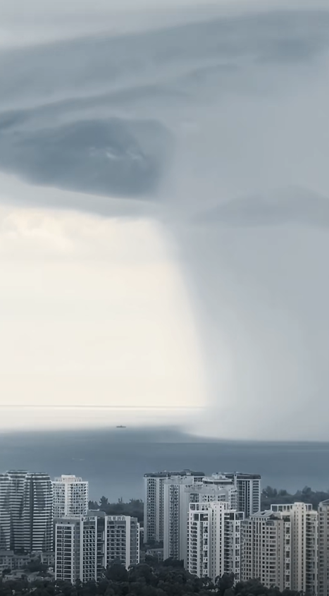 剑鱼或今日登陆海南！网友实拍台风前巨型云层 压迫感拉满