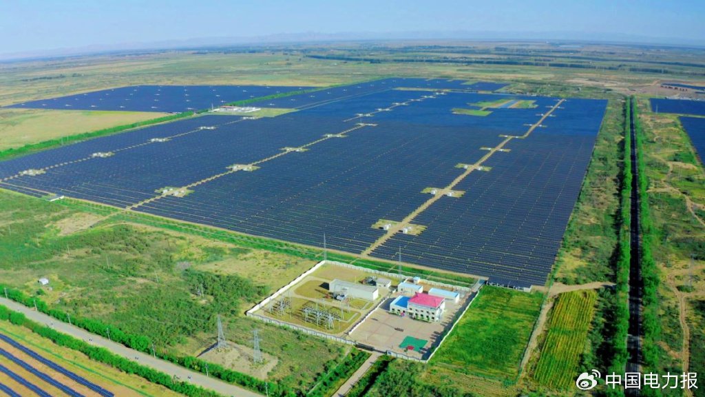 ▲北京公司磴口沙源地生态综合治理二期光伏项目植被覆盖率由7%提升到77%，“光伏+生态治理”让曾经的不毛之地焕发生机。