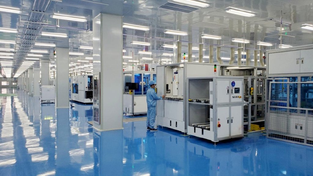 ▲黄河公司建设的国内首条产业化、智能化IBC电池生产车间。