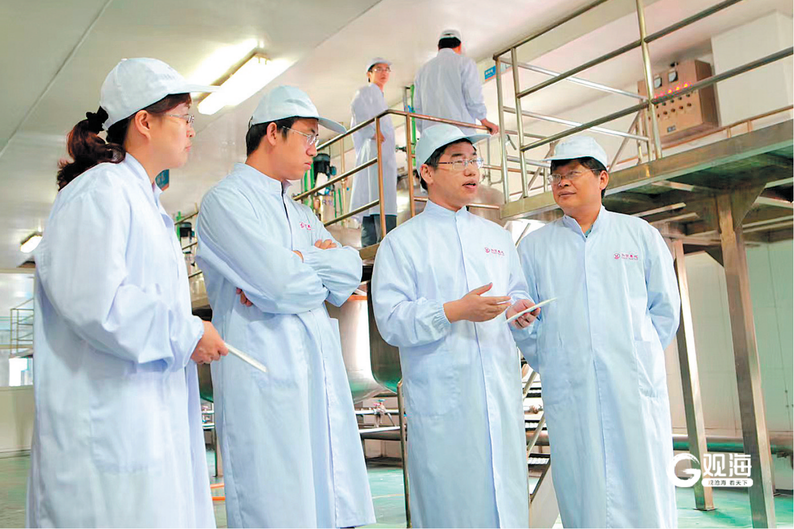 薛长湖（右二）到海参加工企业开展技术指导。