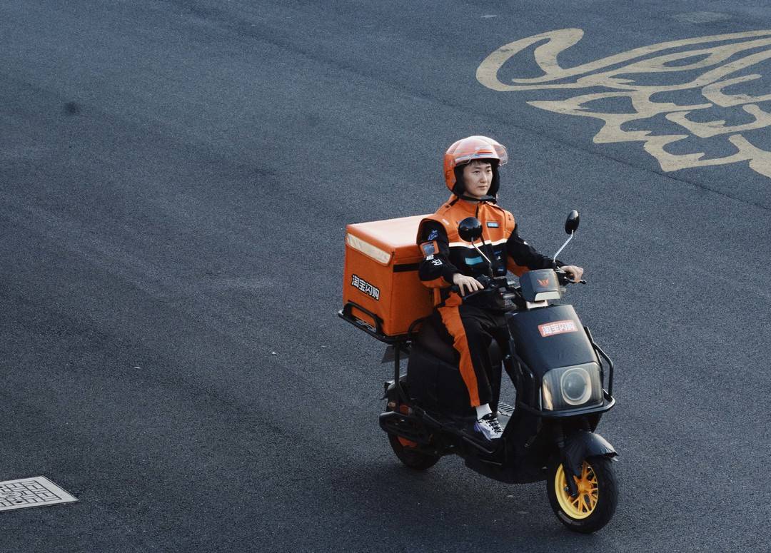 淘宝闪购新制服请城市骑士们一起参与设计，让职业制服更潮酷、更安全、更贴心