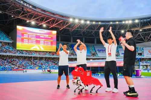 （联想六足机器狗携手区楚良、彭伟国现场开奖）