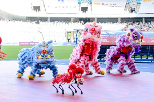 （“粤超”开场联想六足机器人表演现场）