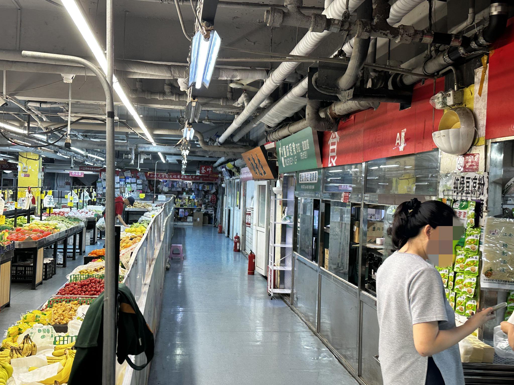 蔓味轻食(安贞店)位于菜市场。 新京报记者王子扬 摄