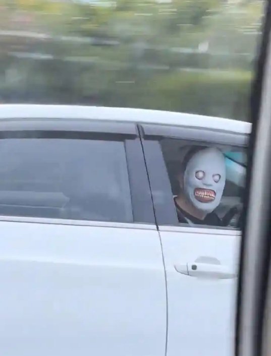 有網友稱，高速公路上有人戴著白色恐怖麵具嚇唬過路的車輛  交警做出了回應