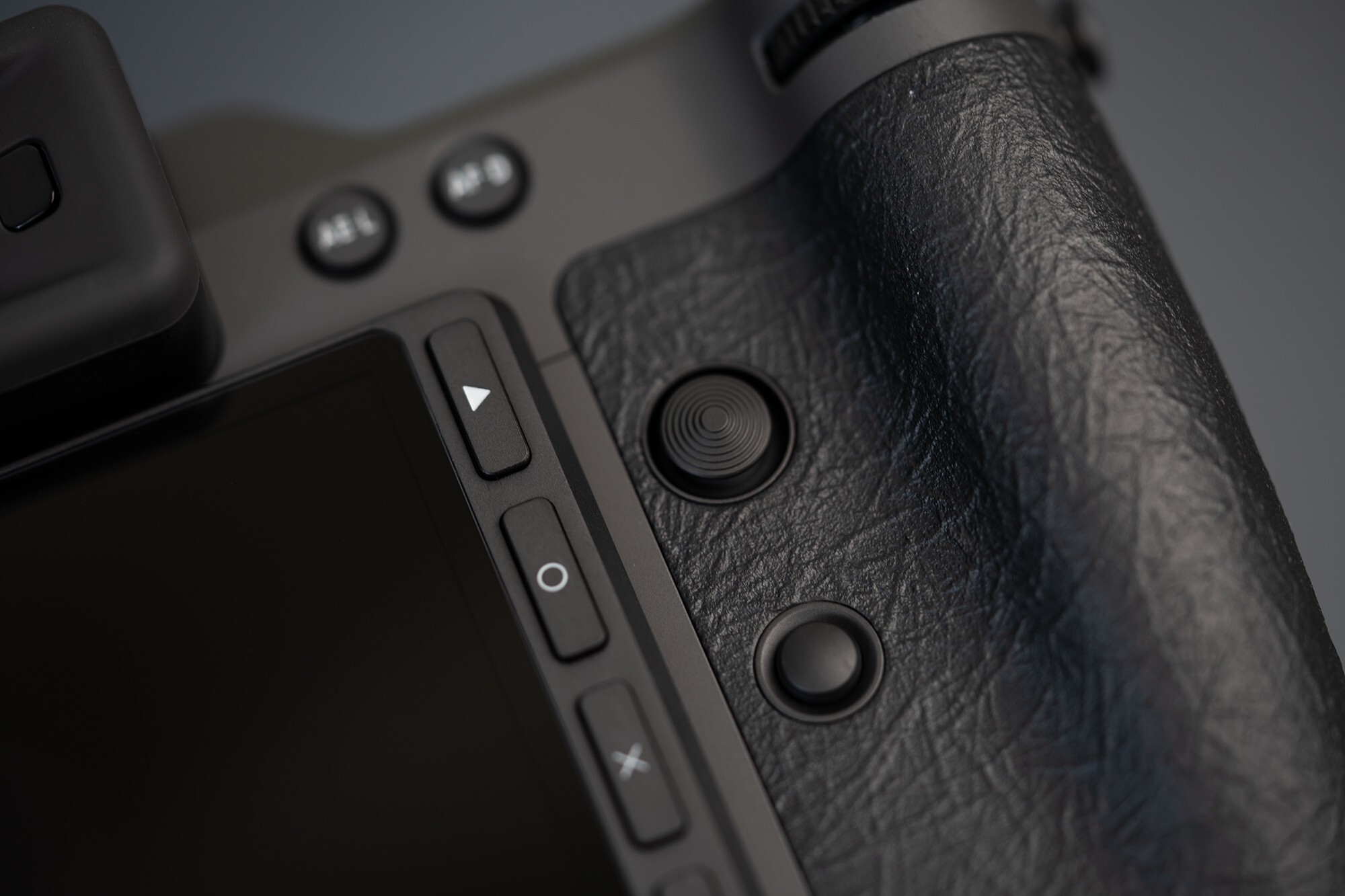 哈苏X2D II 100C机身背部新增一枚五维摇杆和自定义按键