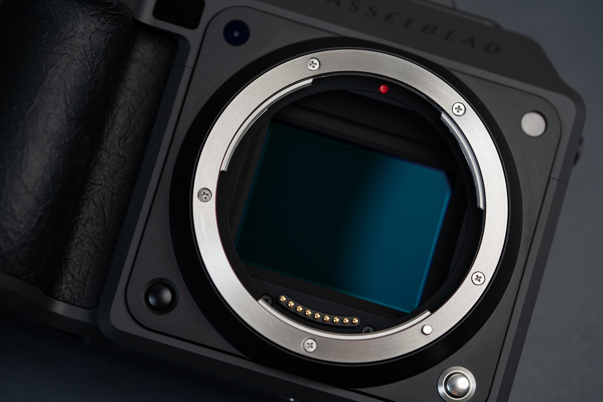 哈苏X2D II 100C采用了一块一亿像素中画幅传感器