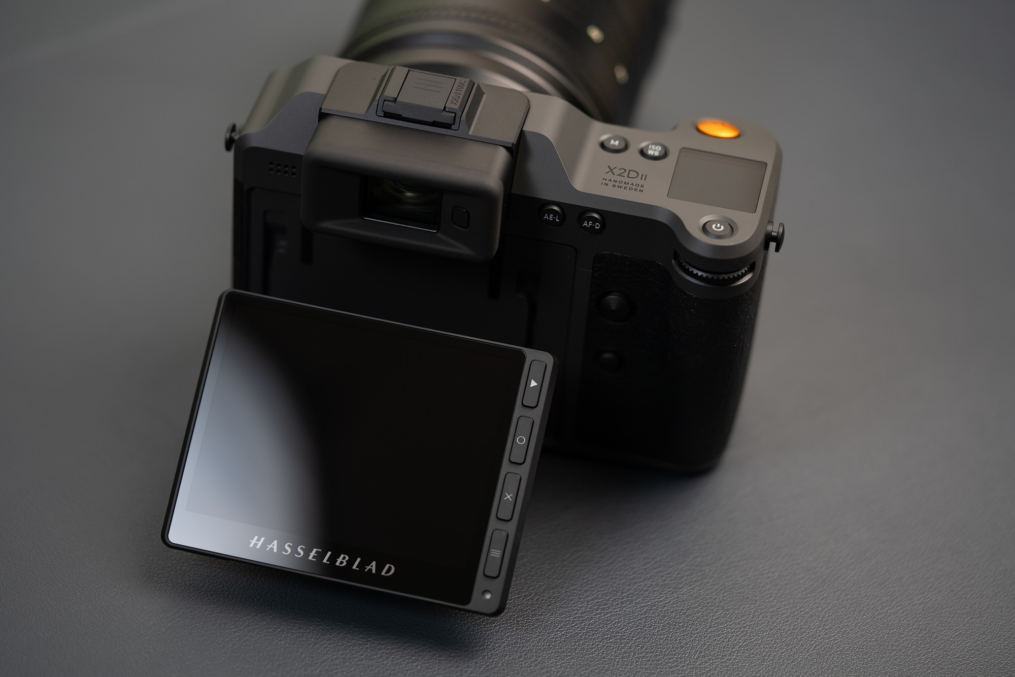 哈苏X2D II 100C采用了一块3.6英寸翻折屏