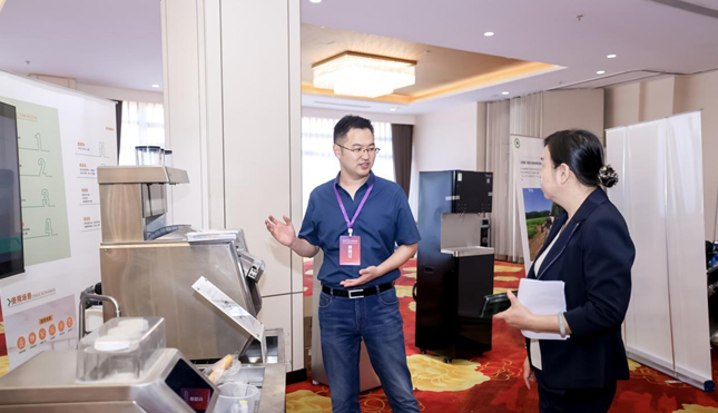 　　参展商推介炒菜机器人。