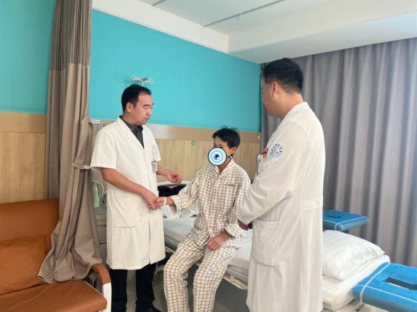 许正华主任到病房询问吴阿姨术后情况