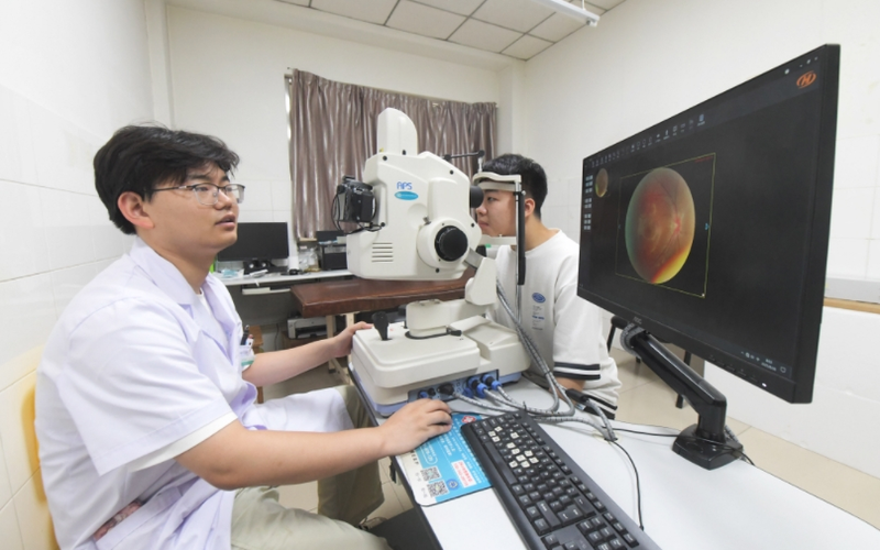 ▲资料图片：2025年8月26日，在河北省石家庄新乐市中医院眼科，医务人员正在给学生检测视力。图/IC photo