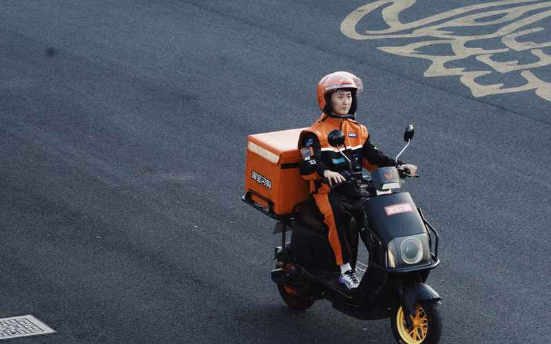 ▲骑士们终日奔波，保障着我们的便利生活，守护着城市的烟火气，善待他们已然成为社会共识。图/央广网