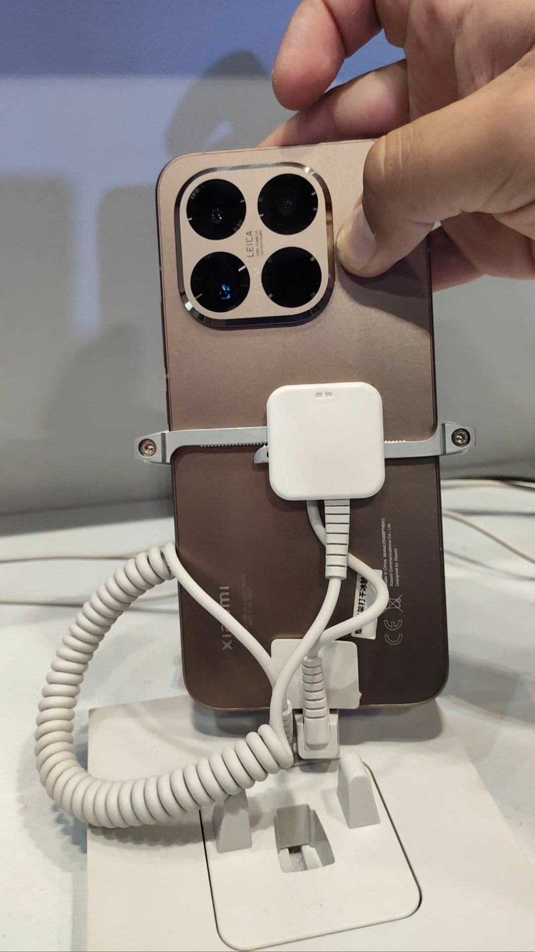 小米 15T 係列手機外觀曝光：古銅色機身 + 徠卡標、天璣旗艦芯片