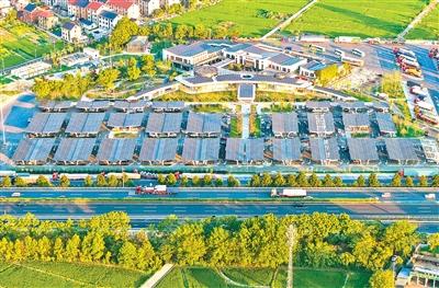 图为G25长（春）深（圳）高速浙江杭州桐庐服务区（南区）光储充一体化智慧充电站。汤 晨摄（人民视觉）