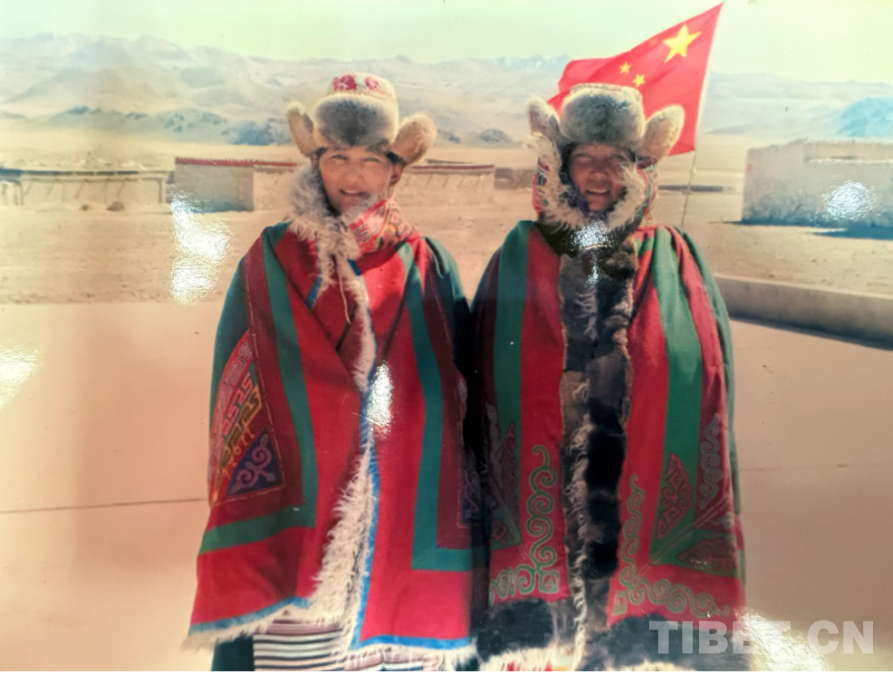 传说我们是格萨尔王的妃子森姜珠姆的后代,所以服饰也很有特色