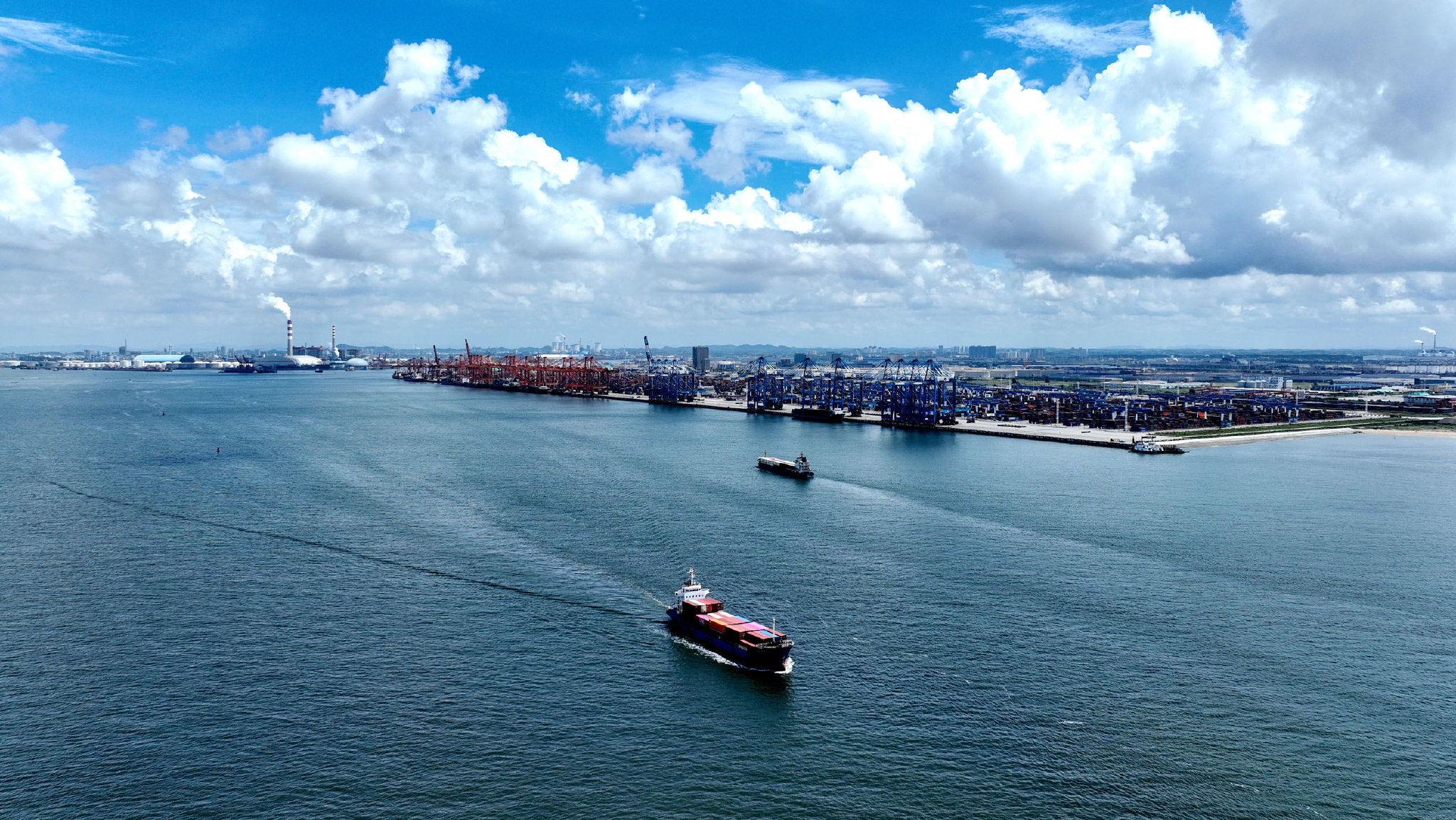 图为一艘满载集装箱的海轮驶离钦州港（无人机照片）。新华社记者　张爱林　摄