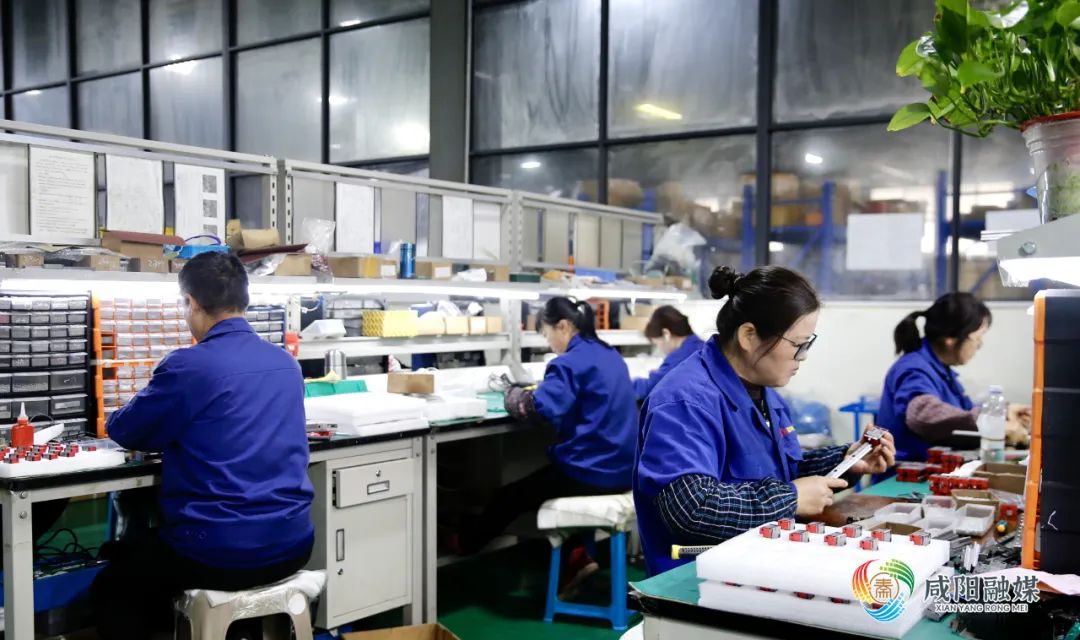 咸阳蓝博机械有限公司生产车间工作人员矫正调整导轨松紧度。(资料图)咸阳融媒全媒体实习记者