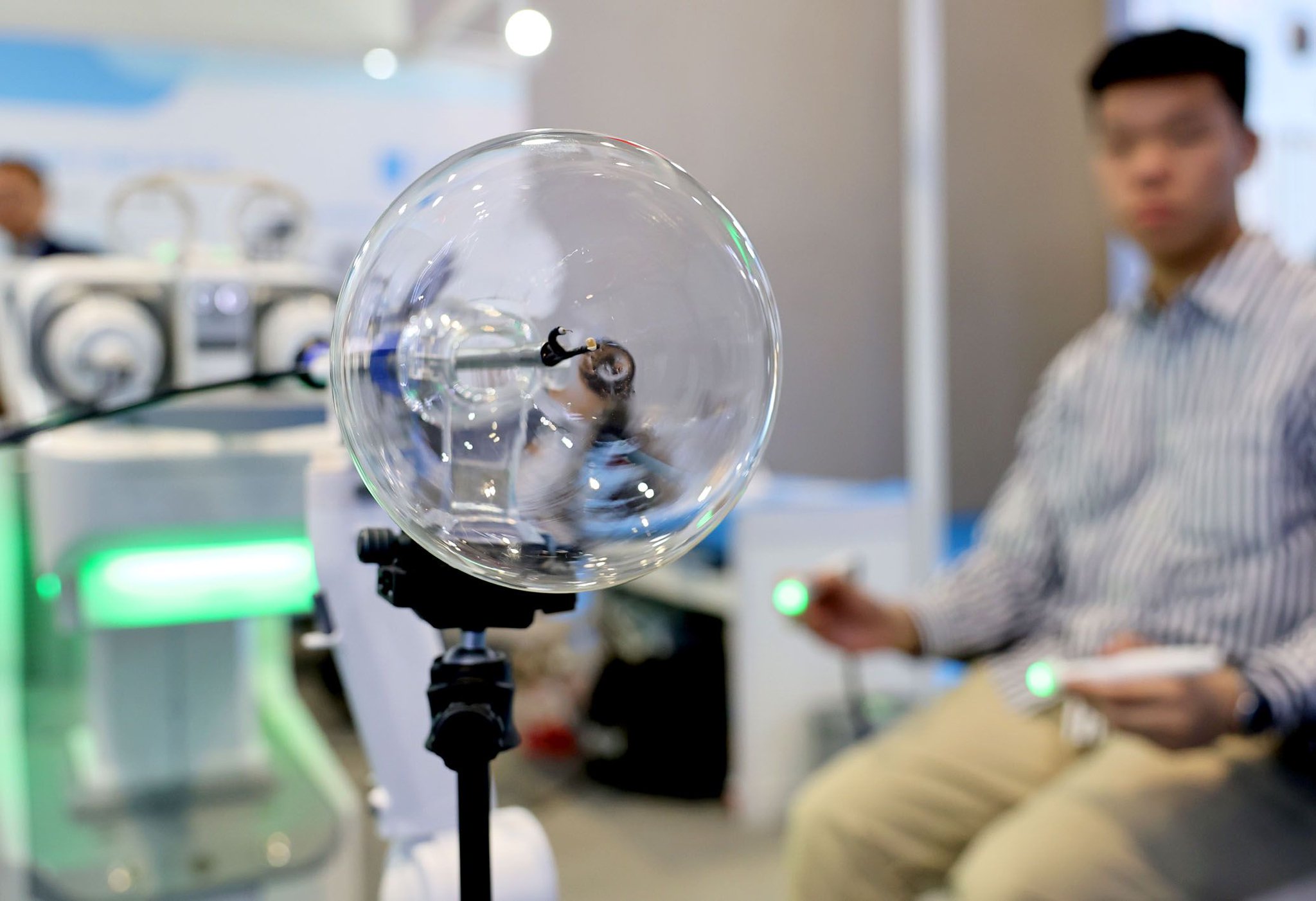 图为第91届中国国际医疗器械博览会上，工作人员现场通过智能笔对一个全柔性微型内镜手术机器人进行操控演示。记者　方喆　摄