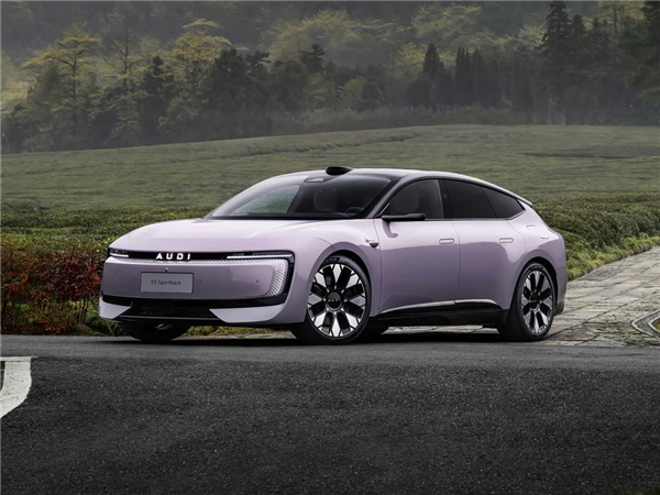 上图是 E5 Sportback，下图是 AUDI-E 概念车。