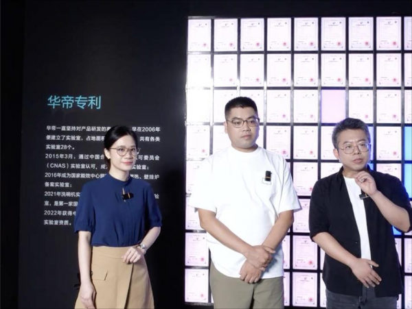 华帝讲解员（左一）与淘天集团大家电行业总经理铁狐与华帝股份有限公司副总裁蒋凌伟向直播间观众介绍华帝专利墙