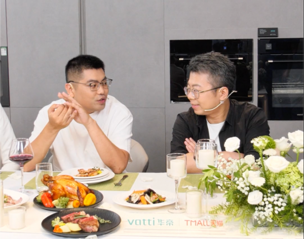 淘天集团大家电行业总经理铁狐与华帝股份有限公司副总裁蒋凌伟向直播间的观众介绍华帝产品的“好清洁”理念