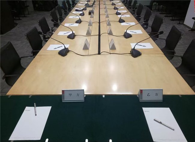 （桌面上像“小树林”一样的鹅颈麦克风，破坏会议室美观，使用效率低）