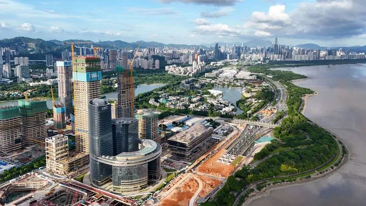 建设中的深圳湾超级总部基地（无人机照片，2025年8月23日摄）。