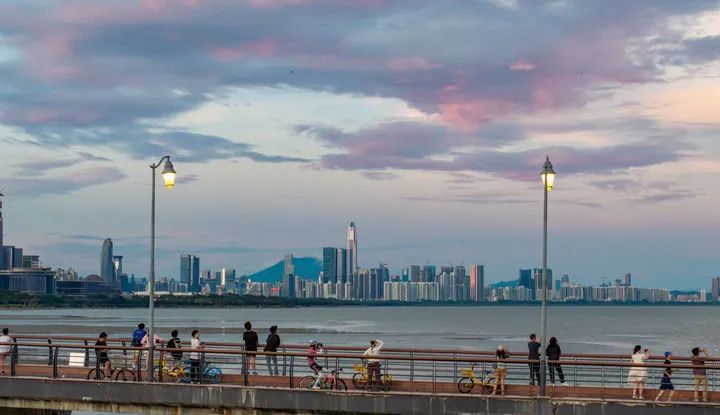 市民和游客在深圳湾公园游玩（无人机照片，2025年6月25日摄）。