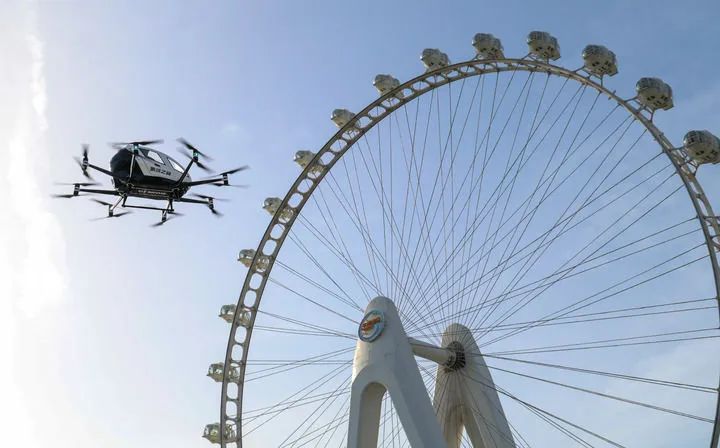 在深圳市宝安区城市空中交通运营示范中心，亿航eVTOL航空器进行展示飞行（2025年4月16日摄）。