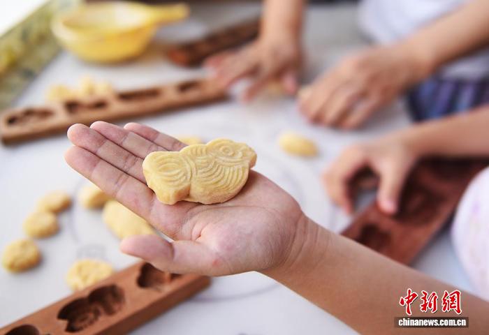 （神州寫真）「乞巧果子」推陳出新 七夕「傳統味」激發新消費 - 新浪香港