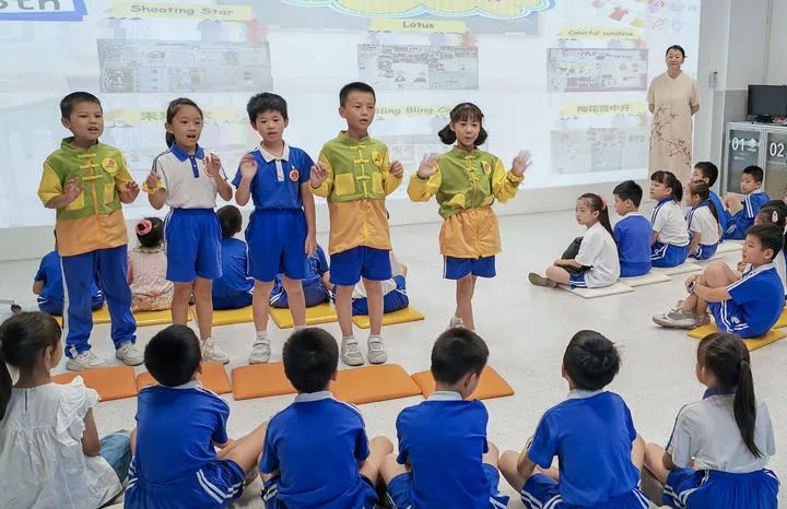 深圳市罗湖区梅园实验学校二年级学生在融智（新质）教室上英语课（2025年7月8日摄）。