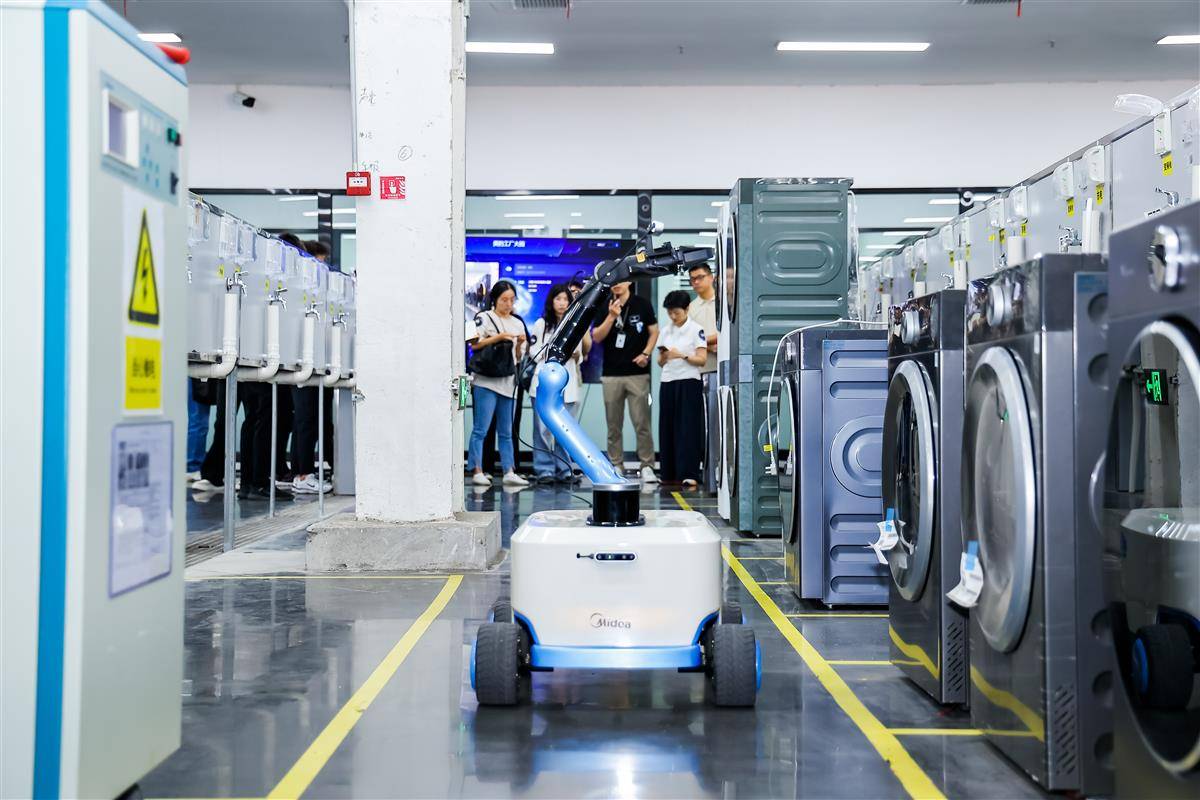 机器人正在对洗衣机进行巡检。(受访者供图)