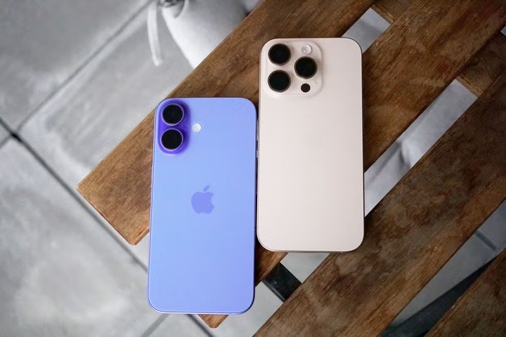▲ 左:6.1 寸的 iPhone 16,右:6.3 寸的 iPhone 16 Pro,图源:Simon Cocks