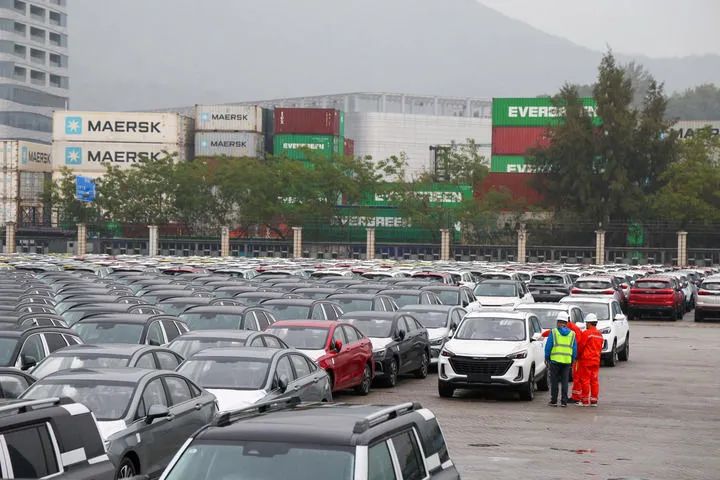 在深圳盐田港，查验人员检查即将出口的汽车（2025年1月22日摄）。