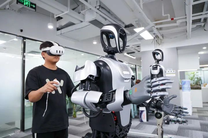 在深圳一家机器人企业，技术人员在调试人形机器人（2025年3月27日摄）。