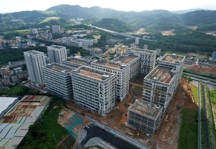 中建三局承建的深圳龙岗区国际低碳城坪西片区（2025年5月13日摄）。