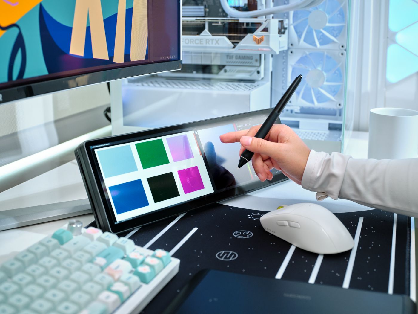 ▲ 桌面长条副屏，用于艺术创作