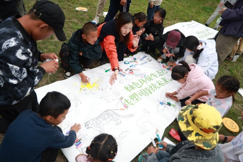 （图为城市企业家庭和当地学生分享互动）